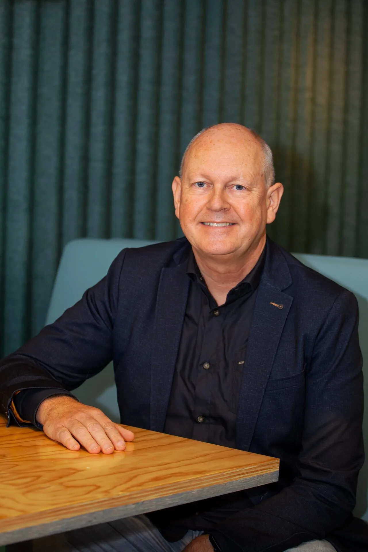 "De vlucht naar voren" 1 Henk Visscher foto achter bureau origineel