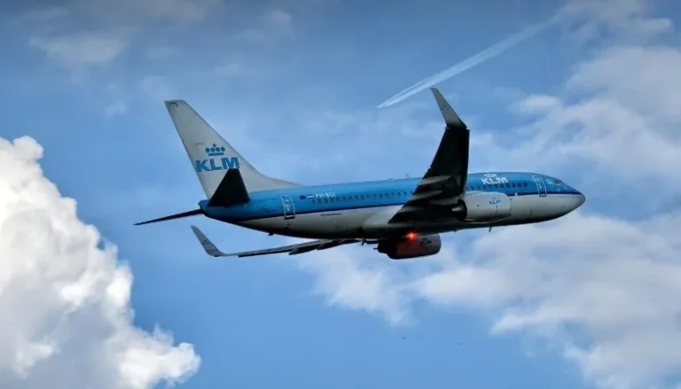 Airbus A320 KLM in stijgvlucht